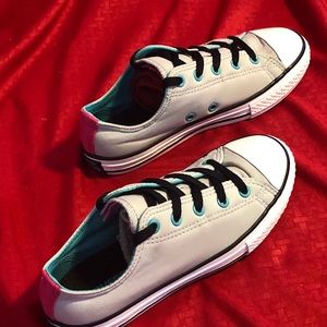 Converse Low-Top Tennis Shoes
